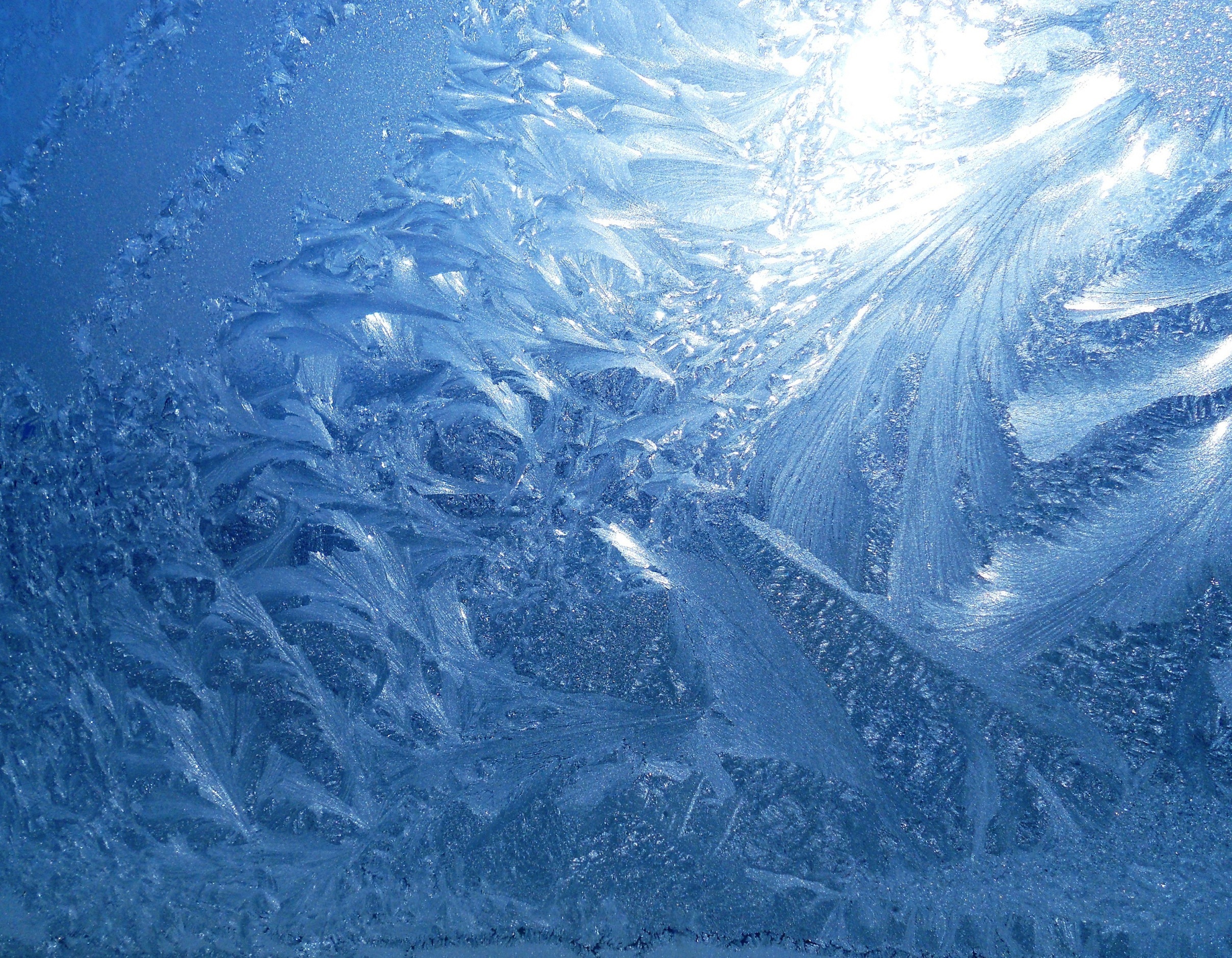 Замерзший сугроб. Замерзшее стекло. Зимние узоры. Лед на окне. Морозные узоры на стекле.